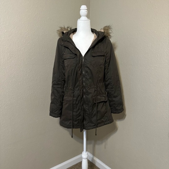 Snobbish Green Hooded Faux Fur Parka Size: Medium - Picture 8 of 9